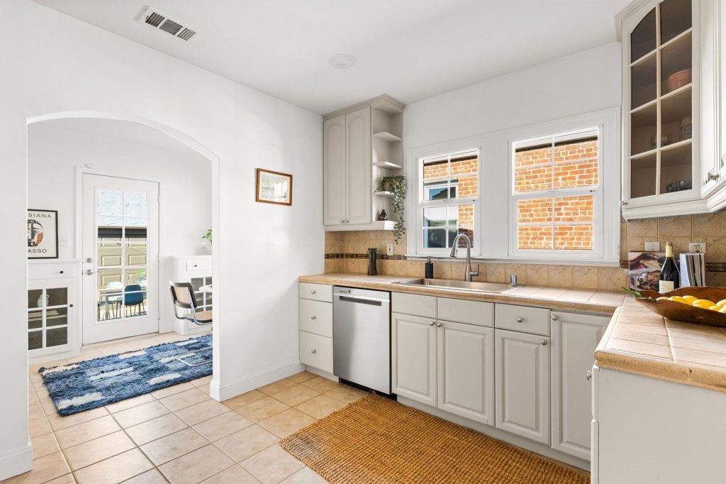 Image 20 of property listing at 230 Belleview Dr, San Leandro, CA 94577