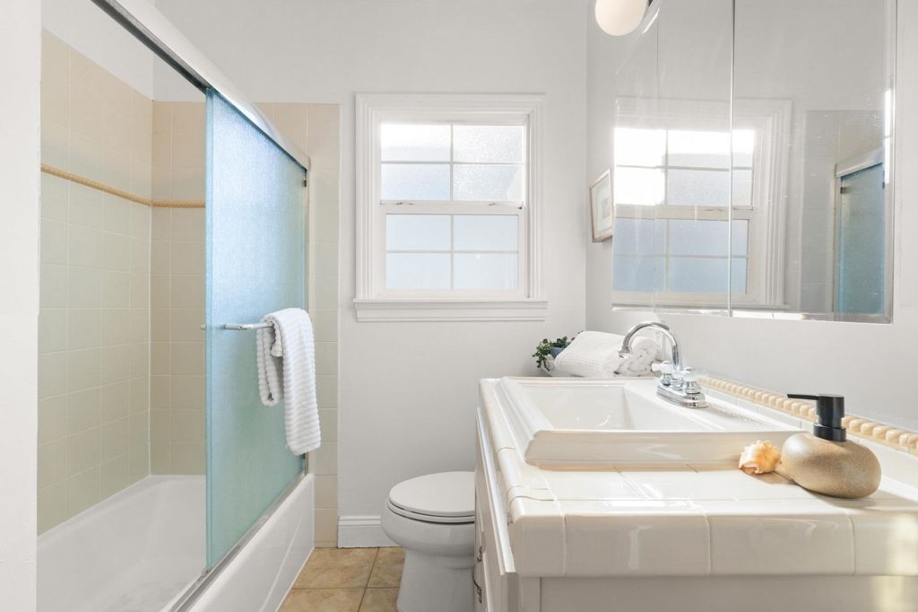 Image 25 of property listing at 230 Belleview Dr, San Leandro, CA 94577