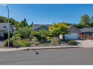 2409 Se CHINABERRY Ave, Roseburg, OR 97470