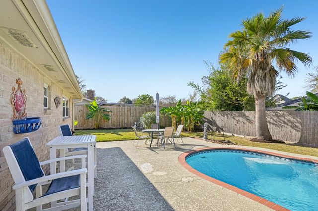 5202 Appleblossom Lane, Friendswood, TX 77546