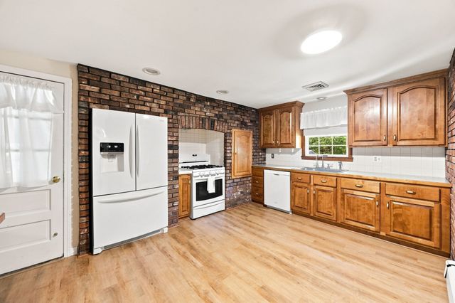 81 Warren Rd, Townsend, MA 01469