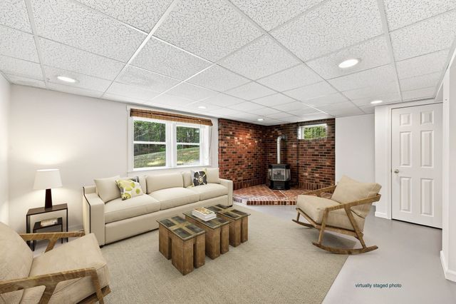81 Warren Rd, Townsend, MA 01469