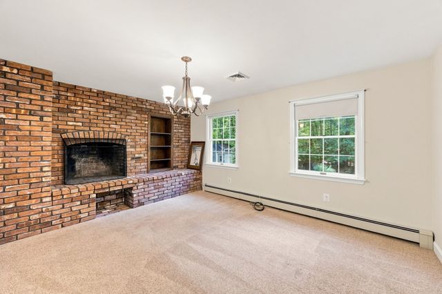 81 Warren Rd, Townsend, MA 01469