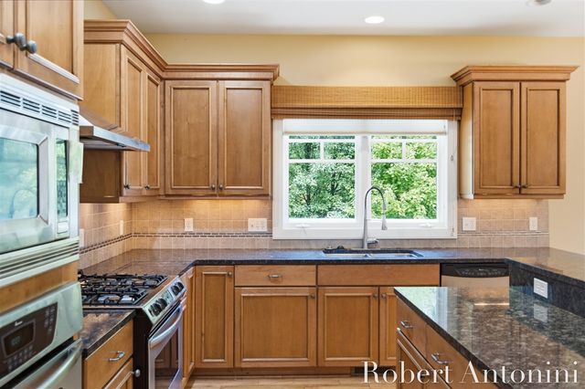 2025 Pine Nook Court, Grand Rapids, MI 49525
