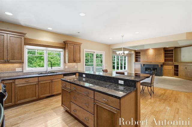 2025 Pine Nook Court, Grand Rapids, MI 49525