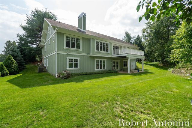 2025 Pine Nook Court, Grand Rapids, MI 49525