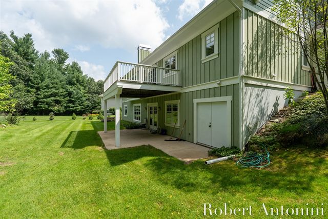 2025 Pine Nook Court, Grand Rapids, MI 49525