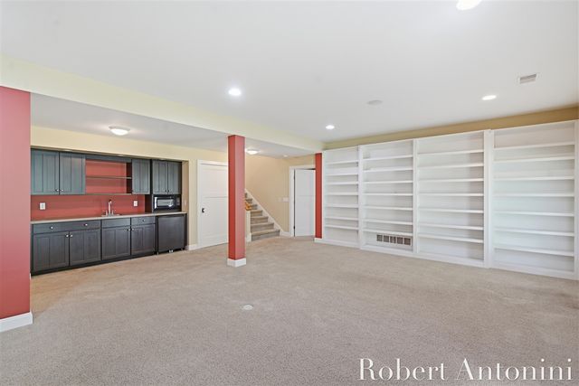2025 Pine Nook Court, Grand Rapids, MI 49525
