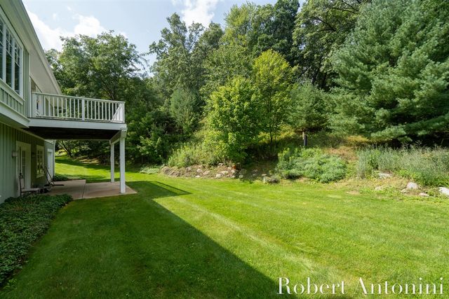 2025 Pine Nook Court, Grand Rapids, MI 49525