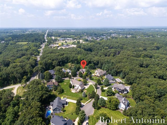 2025 Pine Nook Court, Grand Rapids, MI 49525