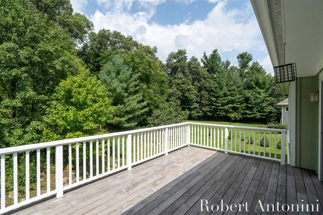2025 Pine Nook Court, Grand Rapids, MI 49525
