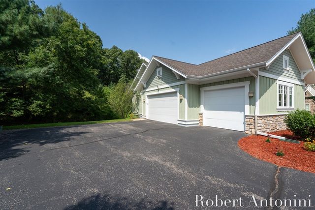 2025 Pine Nook Court, Grand Rapids, MI 49525