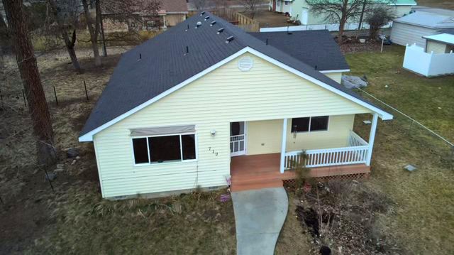 719 E B St, Deer Park, WA 99006