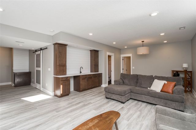 15008 Madison Avenue, Urbandale, IA 50323