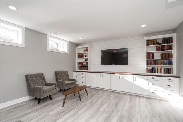 15008 Madison Avenue, Urbandale, IA 50323