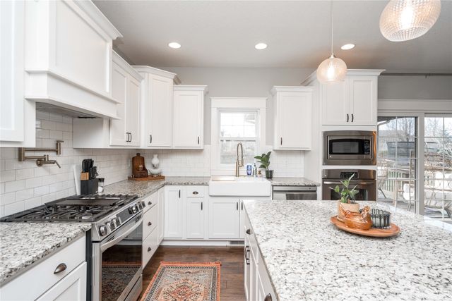 15008 Madison Avenue, Urbandale, IA 50323