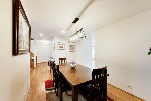 943 W Essex Place, Arlington Heights, IL 60004