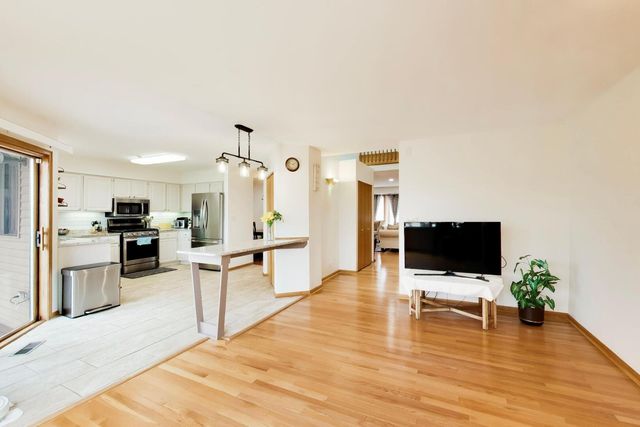 943 W Essex Place, Arlington Heights, IL 60004