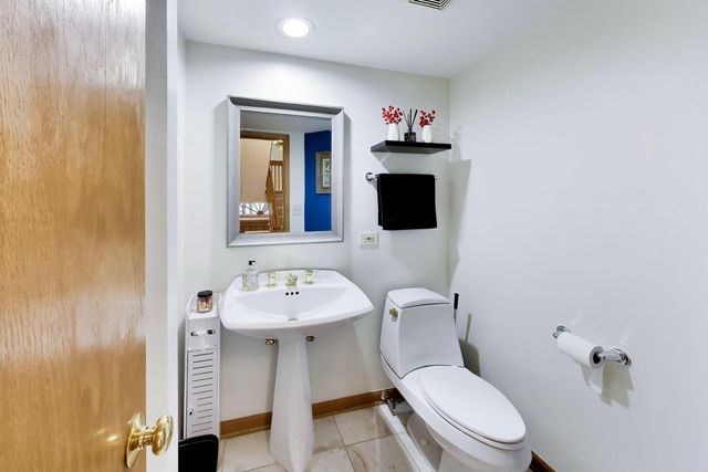 943 W Essex Place, Arlington Heights, IL 60004