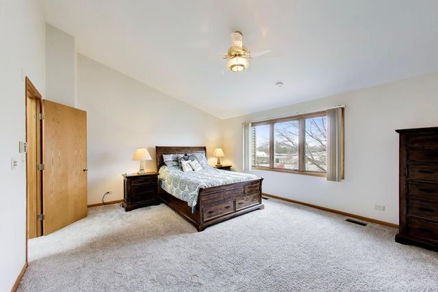 943 W Essex Place, Arlington Heights, IL 60004