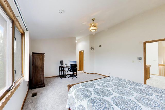 943 W Essex Place, Arlington Heights, IL 60004