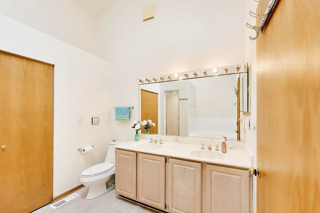 943 W Essex Place, Arlington Heights, IL 60004