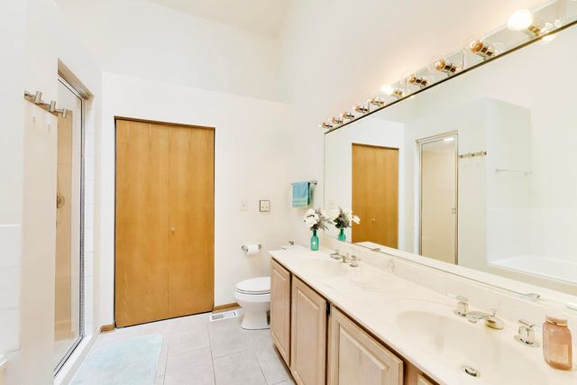 943 W Essex Place, Arlington Heights, IL 60004