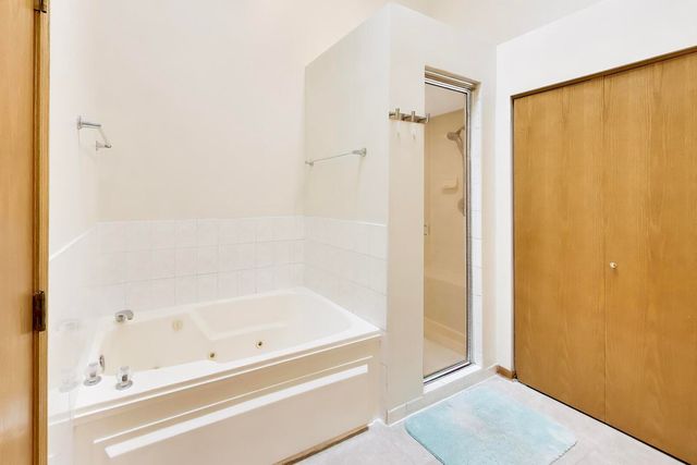 943 W Essex Place, Arlington Heights, IL 60004