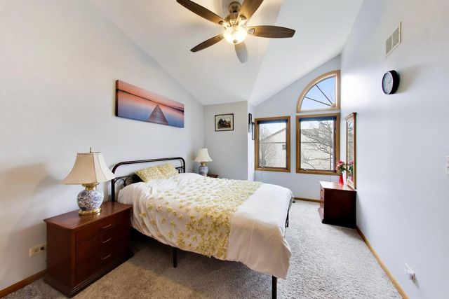 943 W Essex Place, Arlington Heights, IL 60004