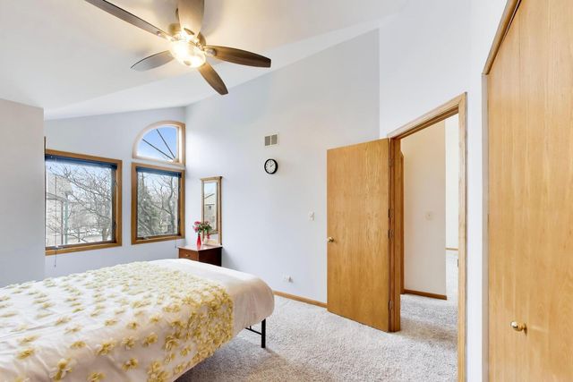 943 W Essex Place, Arlington Heights, IL 60004