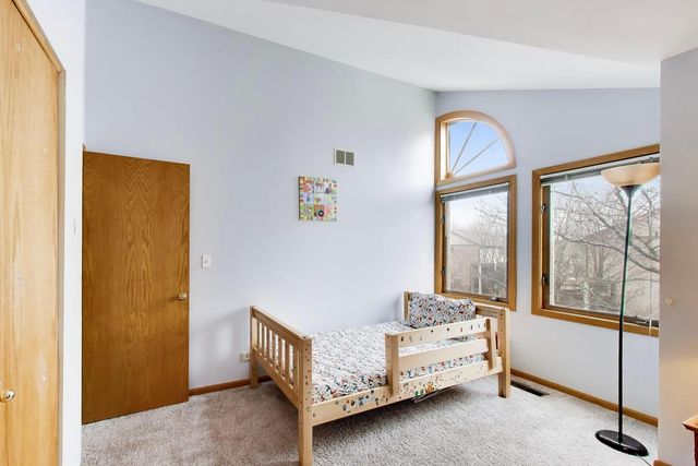 943 W Essex Place, Arlington Heights, IL 60004