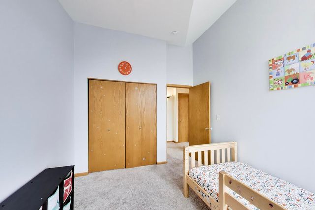 943 W Essex Place, Arlington Heights, IL 60004