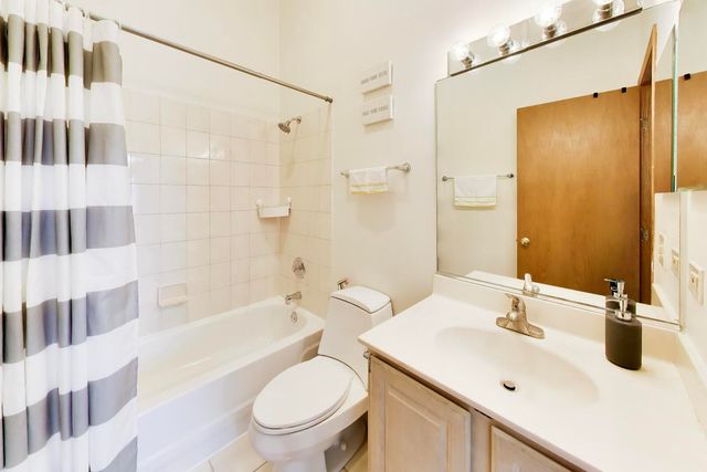 943 W Essex Place, Arlington Heights, IL 60004