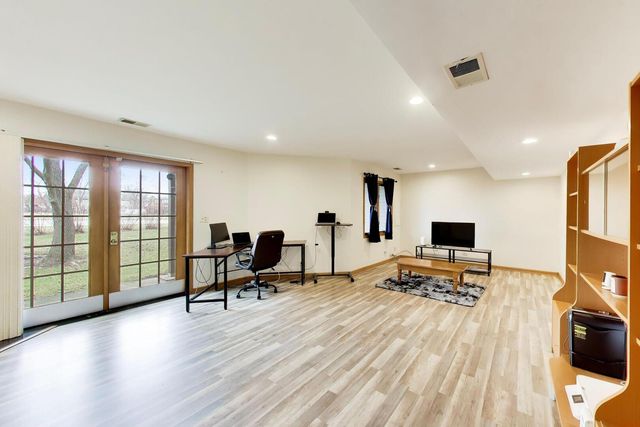 943 W Essex Place, Arlington Heights, IL 60004