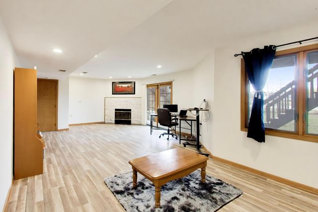 943 W Essex Place, Arlington Heights, IL 60004