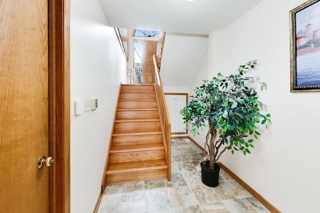 943 W Essex Place, Arlington Heights, IL 60004