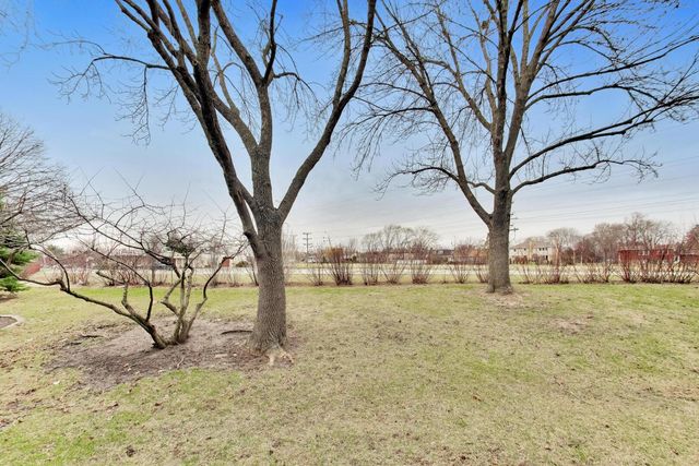 943 W Essex Place, Arlington Heights, IL 60004