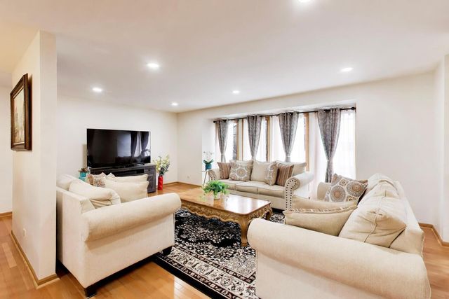 943 W Essex Place, Arlington Heights, IL 60004