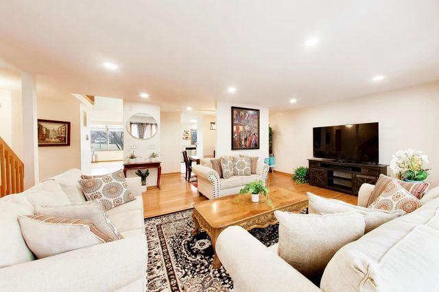 943 W Essex Place, Arlington Heights, IL 60004