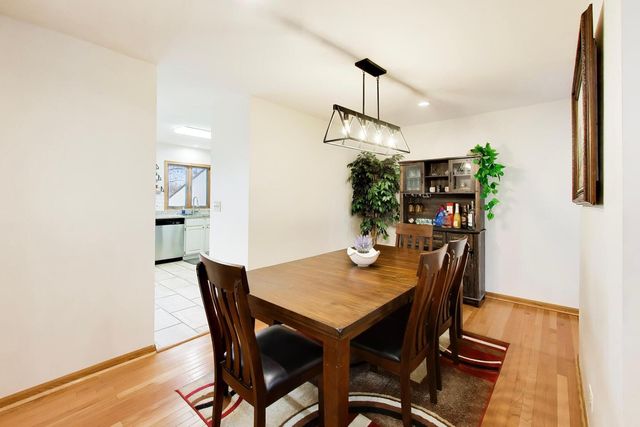 943 W Essex Place, Arlington Heights, IL 60004