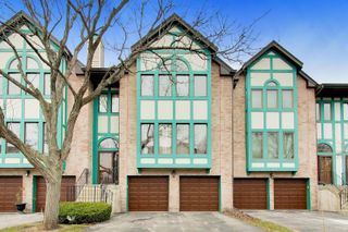 943 W Essex Place, Arlington Heights, IL 60004