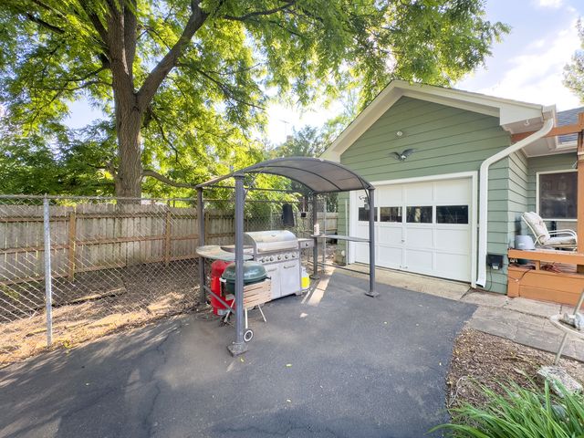 1219 Golf Lane, Wheaton, IL 60189