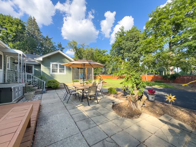 1219 Golf Lane, Wheaton, IL 60189