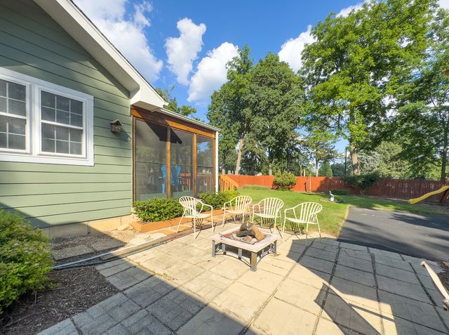 1219 Golf Lane, Wheaton, IL 60189