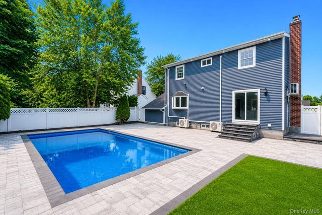 4 Hicks Circle, Hicksville, NY 11801