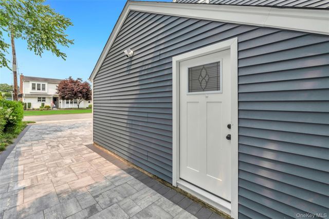 4 Hicks Circle, Hicksville, NY 11801