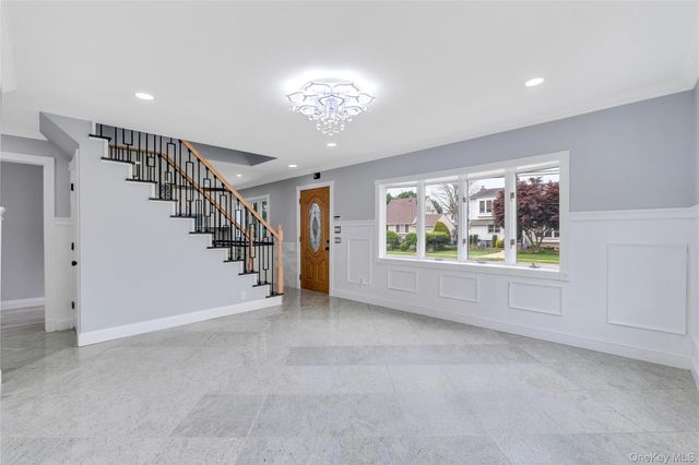 4 Hicks Circle, Hicksville, NY 11801