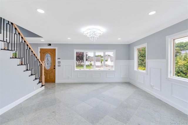 4 Hicks Circle, Hicksville, NY 11801
