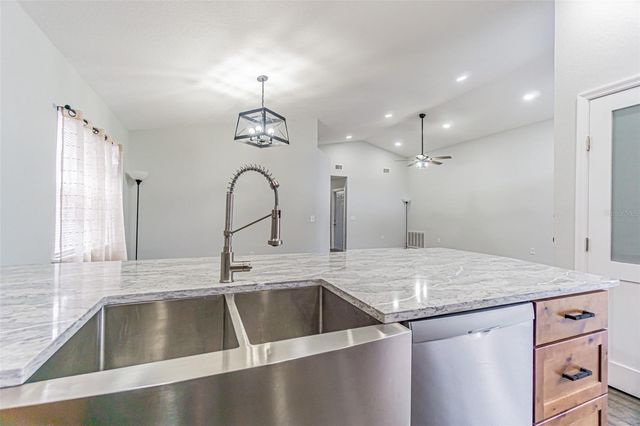 301 SUGAR CREEK DRIVE, Plant City, FL 33563