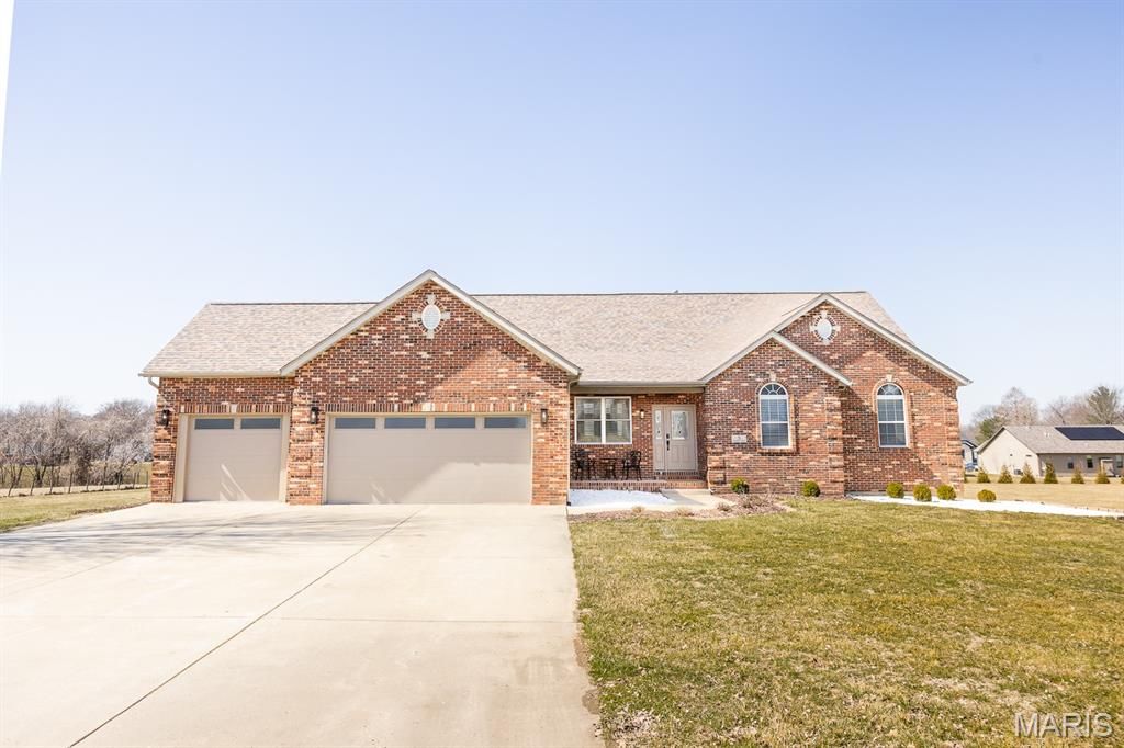 5 Pioneer Trail, Glen Carbon, IL 62034